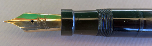 3492: PARKER DUOFOLD SENIOR LUCKY CURVE IN BLACK PERMINITE WITH GOLD FILLED TRIM. "PARKER LUCKY CURVE" MEDIUM NIB IN 14K GOLD