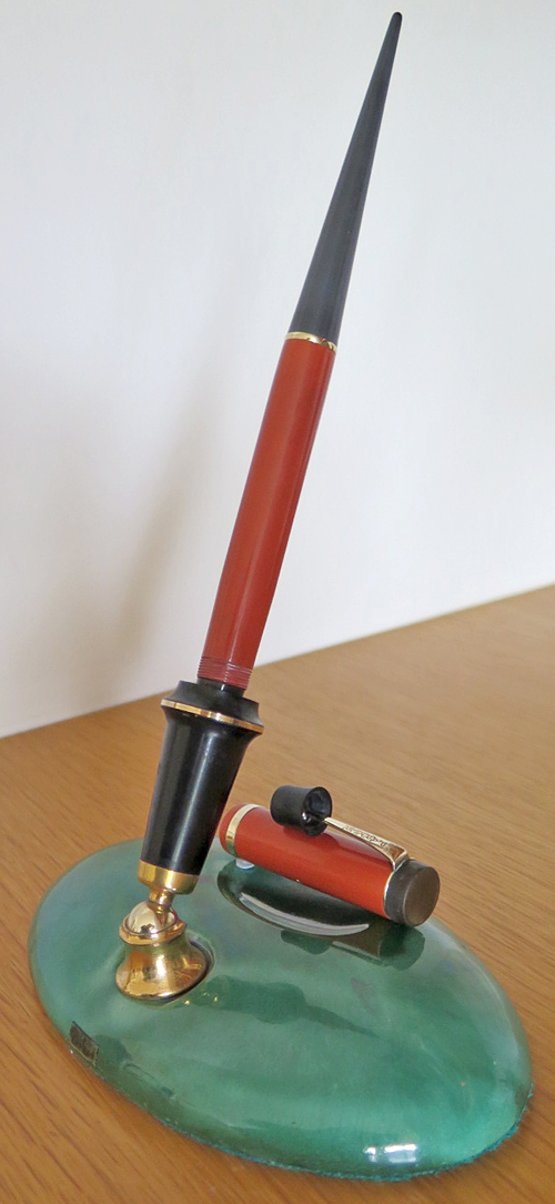 ITEM #2558: PARKER DUOFOLD SENIOR FLAT TOP DESK SET WITH CERAMIC GREEN MARBLE BASE. PEN HAS THE ABILITY TO TRANSFORM INTO A DESK PEN, AS THE SET CAME WITH A BLIND CAP AND CAP WITH A SINGLE BAND. NIB IS 14K IN BROAD. GOLD FILLED TRIM.