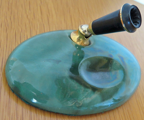 ITEM #2558: PARKER DUOFOLD SENIOR FLAT TOP DESK SET WITH CERAMIC GREEN MARBLE BASE. PEN HAS THE ABILITY TO TRANSFORM INTO A DESK PEN, AS THE SET CAME WITH A BLIND CAP AND CAP WITH A SINGLE BAND. NIB IS 14K IN BROAD. GOLD FILLED TRIM.