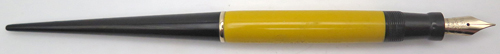 ITEM #3069: PARKER DESK SET WITH CERAMIC BLUE BASE. PEN IS FLAT TOP DUOFOLD JUNIOR BUTTON FILLER IN YELLOW. NIB IS 14K IN FINE. UNCOMMON SQUARE BASE. 
