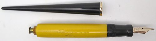 ITEM #3069: PARKER DESK SET WITH CERAMIC BLUE BASE. PEN IS FLAT TOP DUOFOLD JUNIOR BUTTON FILLER IN YELLOW. NIB IS 14K IN FINE. UNCOMMON SQUARE BASE. 