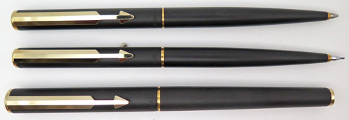 ITEM #4783: SET OF 3 PARKER ARROWS. FOUNTAIN PEN, BALLPOINT + TWIST PENCIL IN MATTE BLACK. GOLD PLATED TRIM. MEDIUM "PARKER" GOLD NIB ON FOUNTAIN PEN