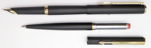 ITEM #4783: SET OF 3 PARKER ARROWS. FOUNTAIN PEN, BALLPOINT + TWIST PENCIL IN MATTE BLACK. GOLD PLATED TRIM. MEDIUM "PARKER" GOLD NIB ON FOUNTAIN PEN