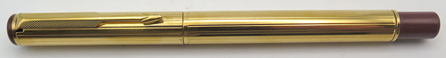 ITEM #4787: PARKER ARROW GOLD PLATED FOUNTAIN PEN. HAS MAROON BLIND CAPS + SECTIONS. GOLD TASSIES. GOLD NIB IN MEDIUM.