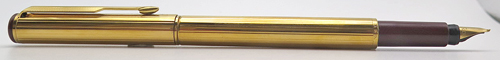 ITEM #4787: PARKER ARROW GOLD PLATED FOUNTAIN PEN. HAS MAROON BLIND CAPS + SECTIONS. GOLD TASSIES. GOLD NIB IN MEDIUM.