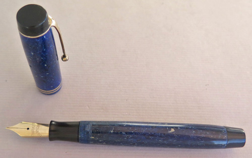 6203: STREAMLINE PARKER DUOFOLD SENIOR IN LAPIS WITH WHITE SPECKELS. "PARKER LUCKY CURVE" BROAD NIB