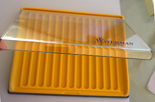 6232: WATERMAN PARIS 13 PEN POINT OF SALE DISPLAY CASE IN YELLOW. VERY CLEAN AND UNDAMAGED