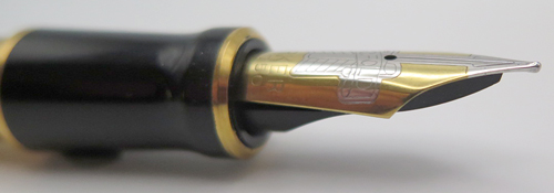 6369: PARKER DUOFOLD CENTENNIAL NIB/FEED/SECTION. TWO-TONE 18K GOLD NIB. NIB HAS SCRIPT WORD "DUOFOLD" ACROSS THE ARROW. SECTION HAS SINGLE BAND AT FRONT END