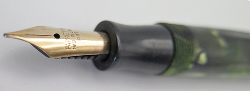 ITEM #6674: PARKER PARKETTE I FOUNTAIN PEN IN GREEN PEARLED MARBLE. LEVER FILLING UNIT. GOLD FILLED WITH TRIPLE BAND ON CAP. NIB IS MED 14K. BLACK TASSIES.