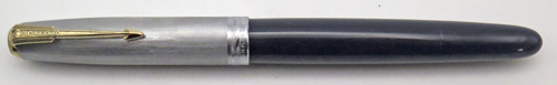 ITEM #6776: PARKER 51 VACUMATIC FOUNTAIN PEN IN CEDAR BLUE, RHODIUM PLATED. VERY CLEAN STRIPED STERLING SILVER CAP WITH BLUE DIAMOND. GOLD PLATED CLUTCH RING. GOLD FILL TRIM. "PARKER MADE IN USA" WITH DATE CODE ".7." ON THE BARREL. 