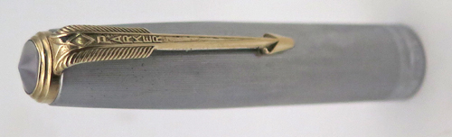 ITEM #6776: PARKER 51 VACUMATIC FOUNTAIN PEN IN CEDAR BLUE, RHODIUM PLATED. VERY CLEAN STRIPED STERLING SILVER CAP WITH BLUE DIAMOND. GOLD PLATED CLUTCH RING. GOLD FILL TRIM. "PARKER MADE IN USA" WITH DATE CODE ".7." ON THE BARREL. 
