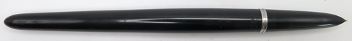 ITEM #6808: PARKER 51 VACUMATIC DESK PEN IN BLACK. MEDIUM/FINE NIB. BALANCE SHAPED END.