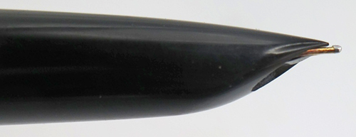 ITEM #6808: PARKER 51 VACUMATIC DESK PEN IN BLACK. MEDIUM/FINE NIB. BALANCE SHAPED END.