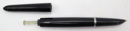 ITEM #6808: PARKER 51 VACUMATIC DESK PEN IN BLACK. MEDIUM/FINE NIB. BALANCE SHAPED END.
