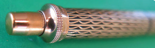 PARKER JOTTER DEBUTANTE IN STRIAT LINE/WAVE PATTER IN GOLD OVER BLACK