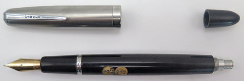 PARKER VS FOUNTAIN PEN IN BLACK WITH BRUSHED STAINLESS CAP