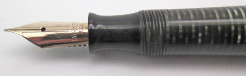 PARKER VACUMATIC STANDARD SIZE FOUNTAIN PEN IN BLACK/SILVER LAMINATED