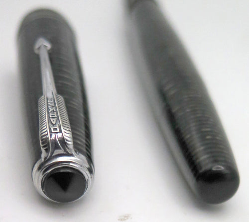 PARKER VACUMATIC STANDARD SIZE FOUNTAIN PEN IN BLACK/SILVER LAMINATED